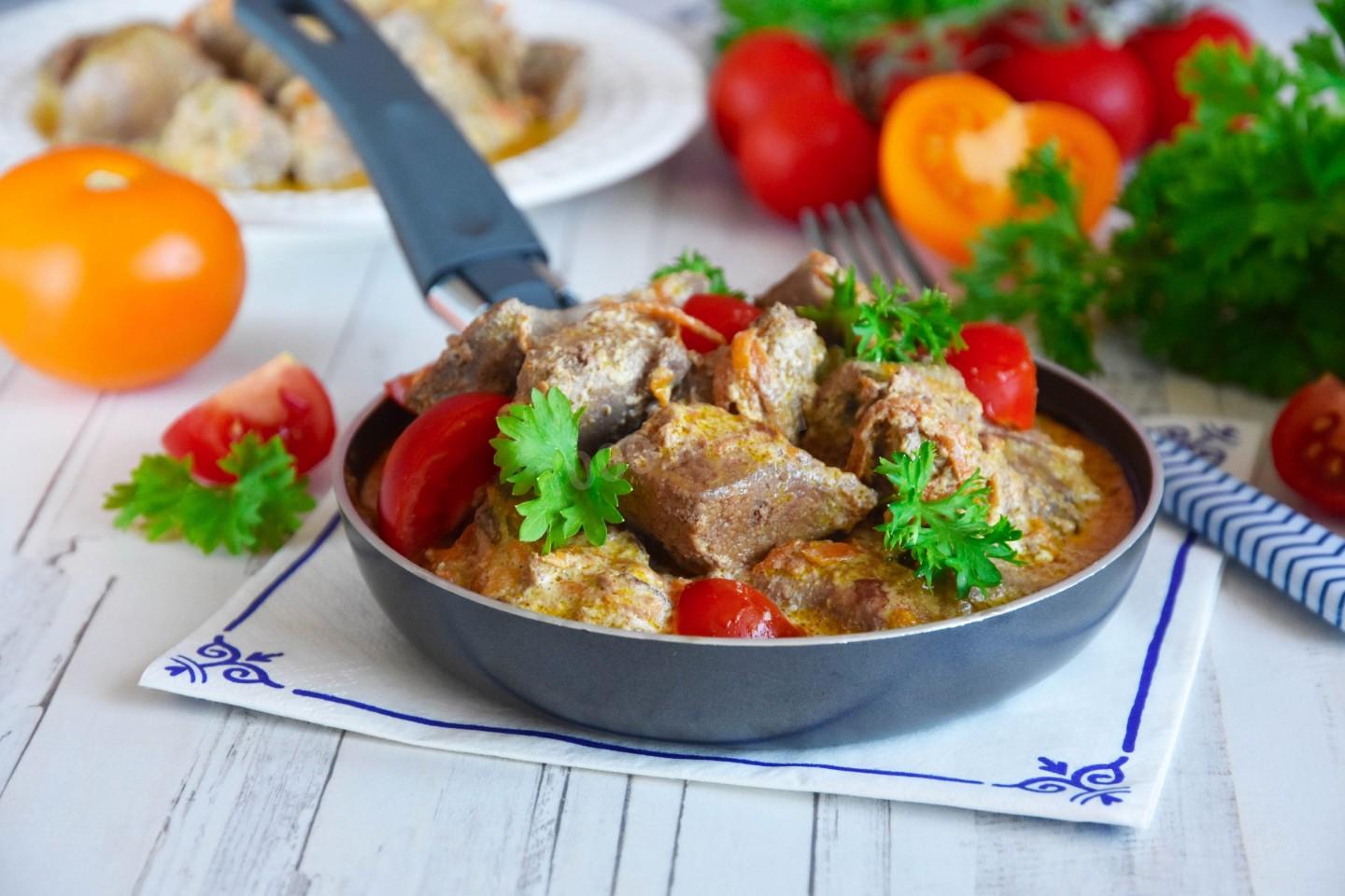 Шаг 11 приготовления Печень с морковью луком и майонезом на сковороде