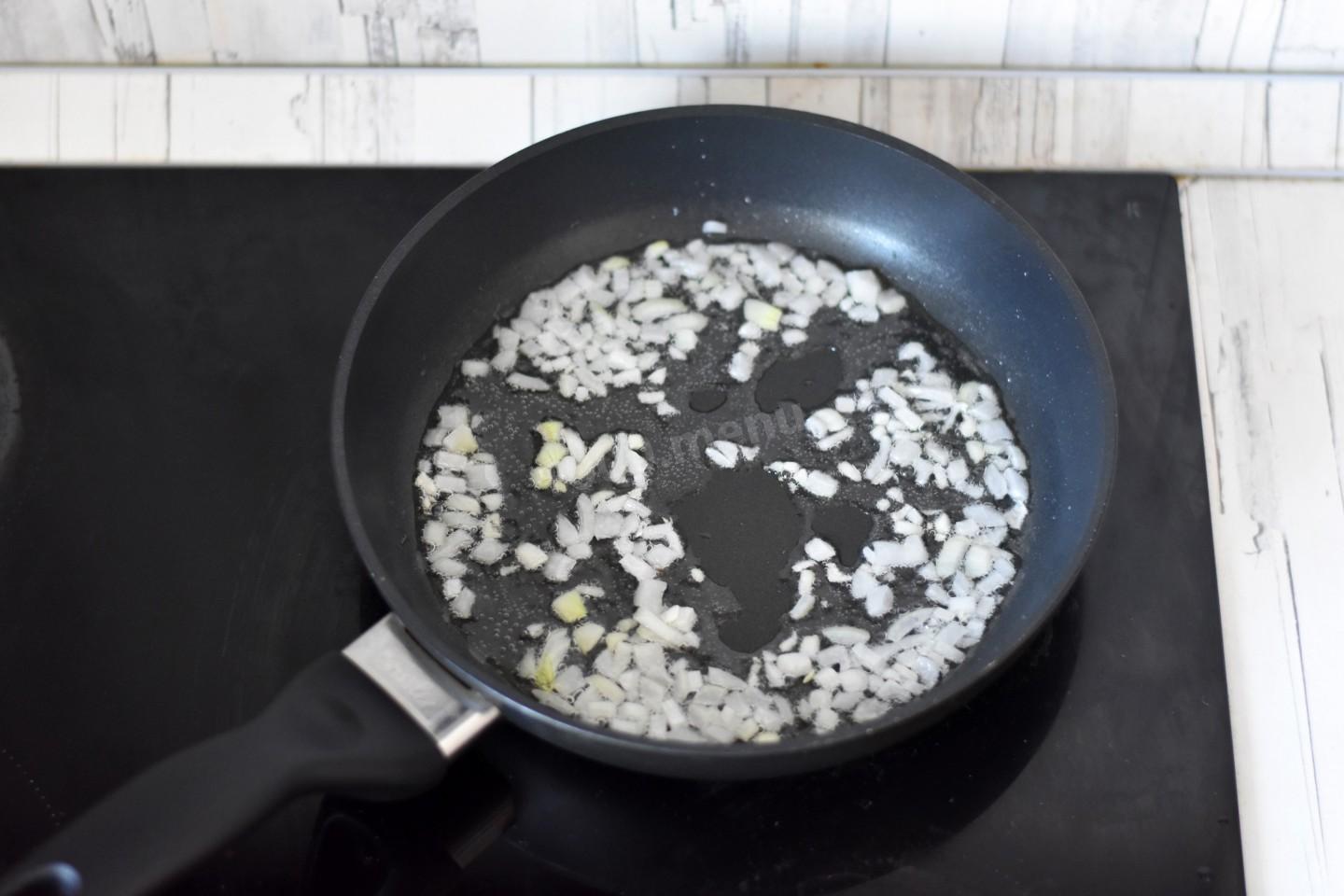 Шаг 5 приготовления Печень с морковью луком и майонезом на сковороде