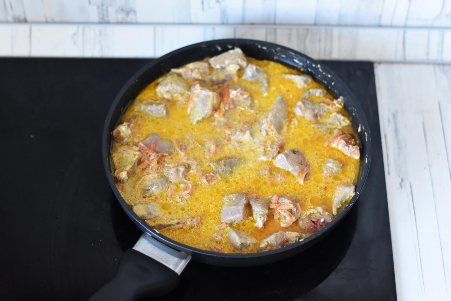 Шаг 9 приготовления Печень с морковью луком и майонезом на сковороде