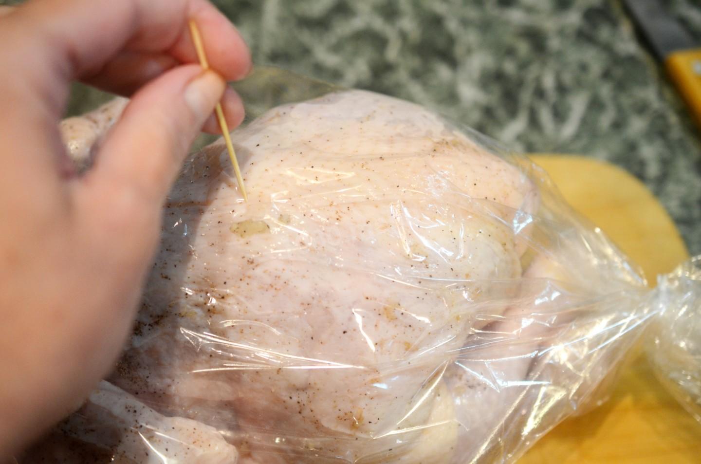 Шаг 7 приготовления Курица в духовке целиком в рукаве с корочкой