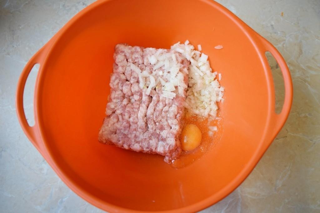 Шаг 3 приготовления Мясные шарики в духовке из фарша