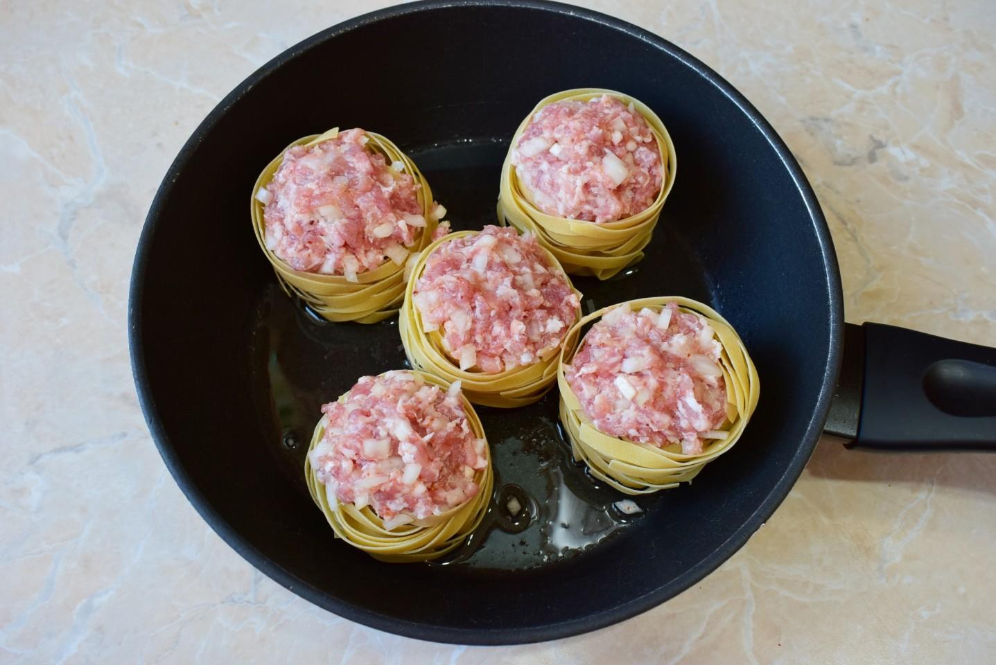Шаг 4 приготовления Гнезда из макарон с фаршем на сковороде
