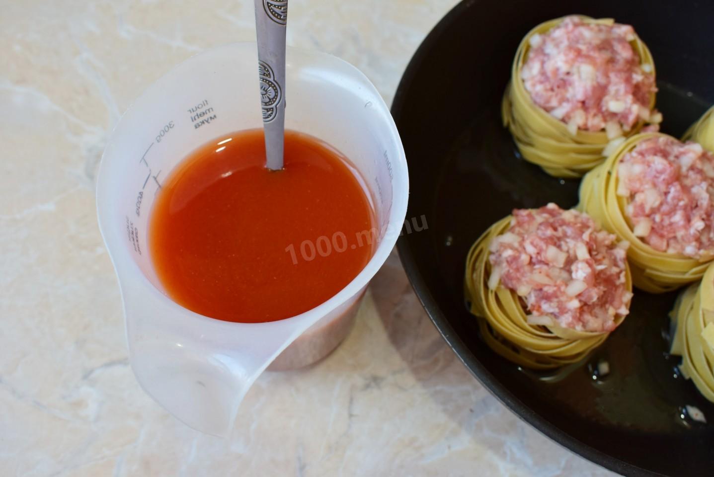 Шаг 5 приготовления Гнезда из макарон с фаршем на сковороде
