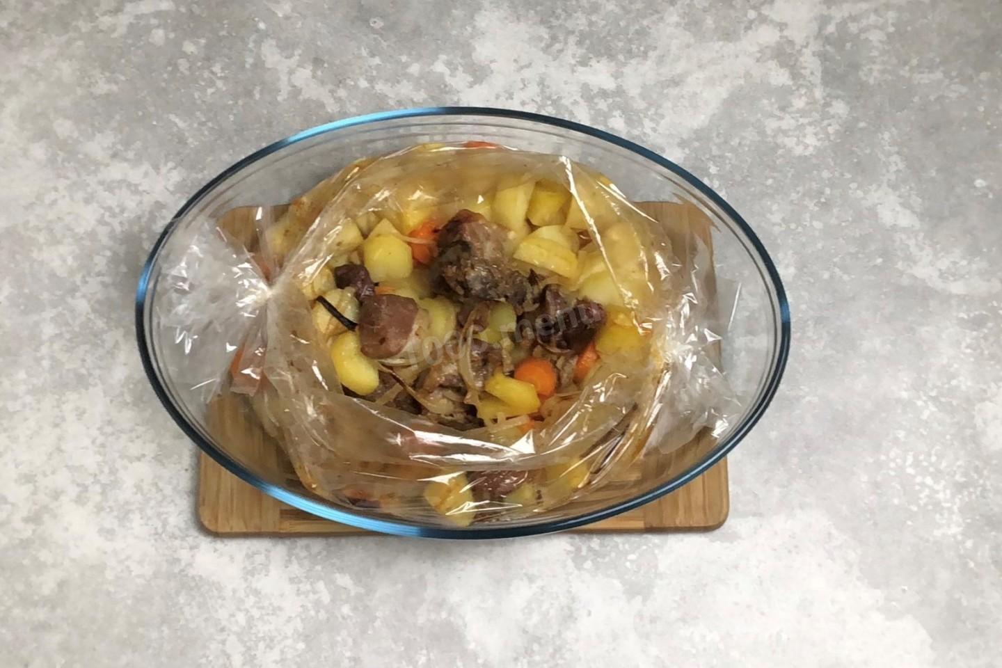 Шаг 9 приготовления Картошка с мясом в рукаве в духовке
