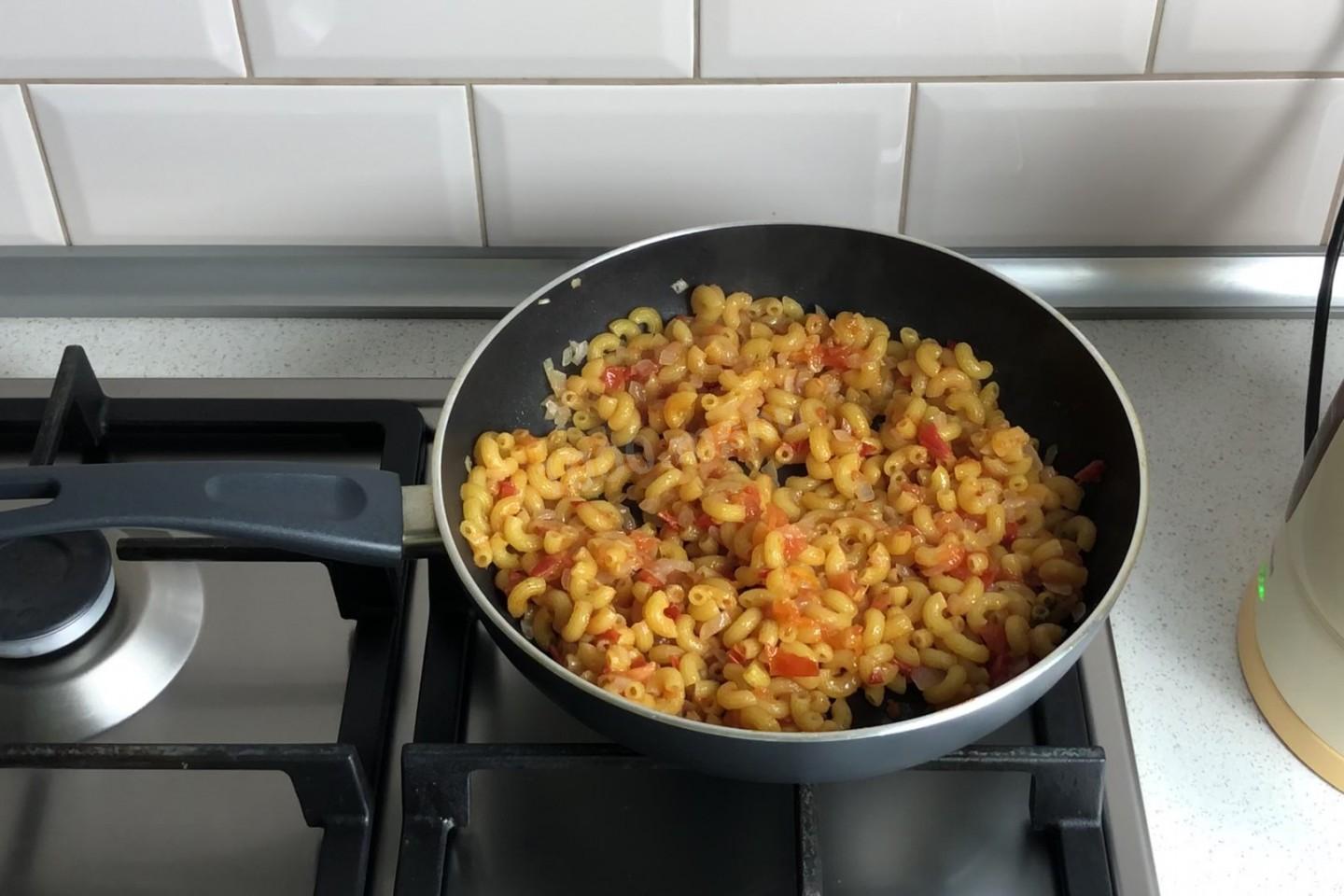 Шаг 8 приготовления Рожки на сковороде