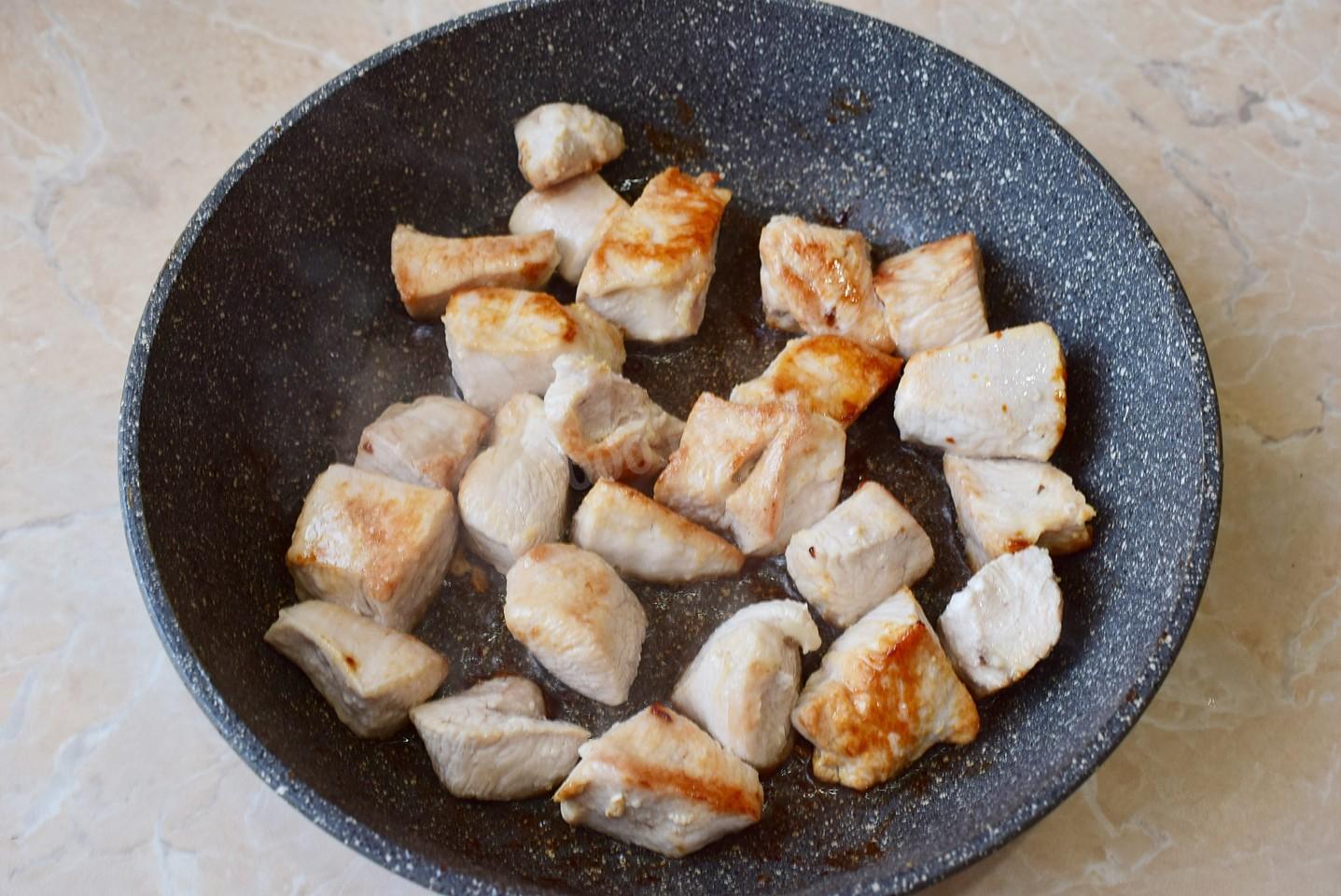 Шаг 3 приготовления Индейка с луком и морковью на сковороде