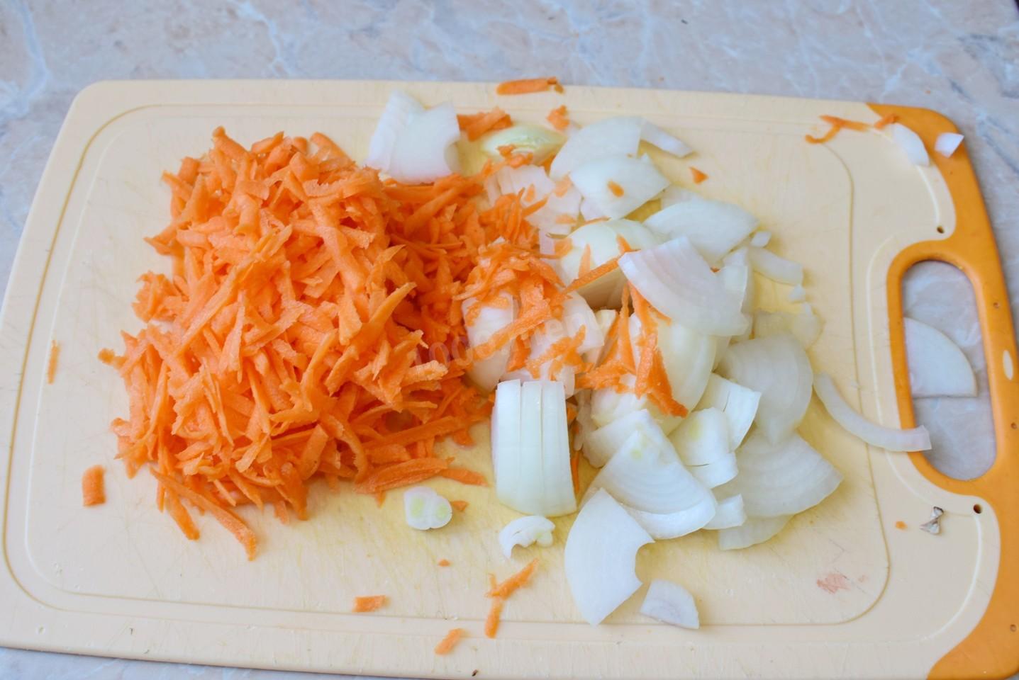 Шаг 4 приготовления Индейка с луком и морковью на сковороде