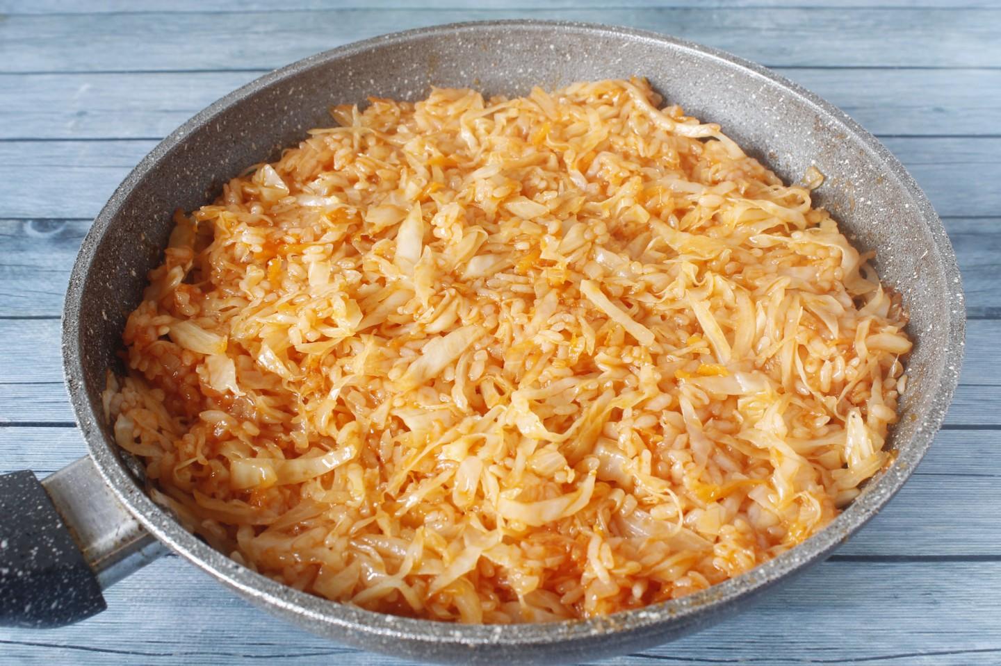 Шаг 10 приготовления Тушеная капуста с рисом на сковороде