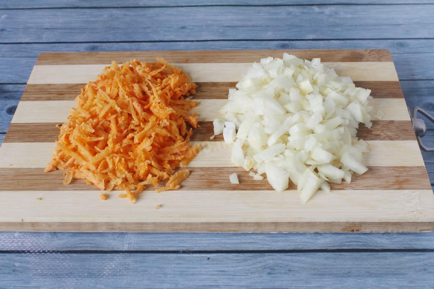 Шаг 2 приготовления Тушеная капуста с рисом на сковороде