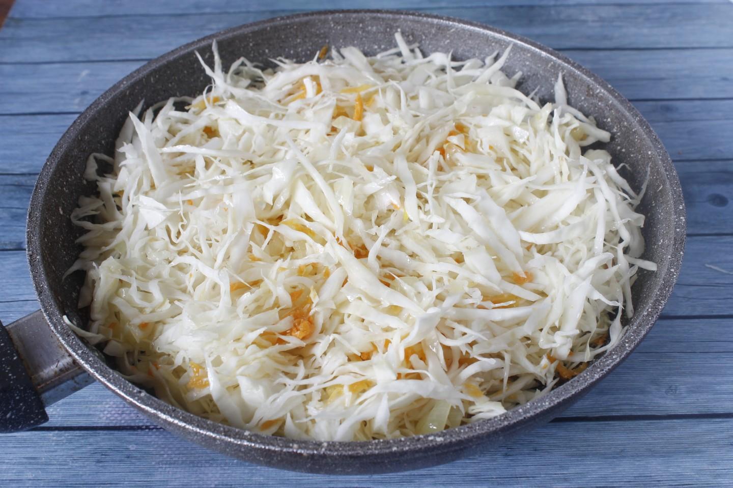 Шаг 6 приготовления Тушеная капуста с рисом на сковороде