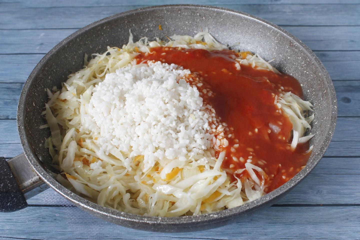 Шаг 7 приготовления Тушеная капуста с рисом на сковороде