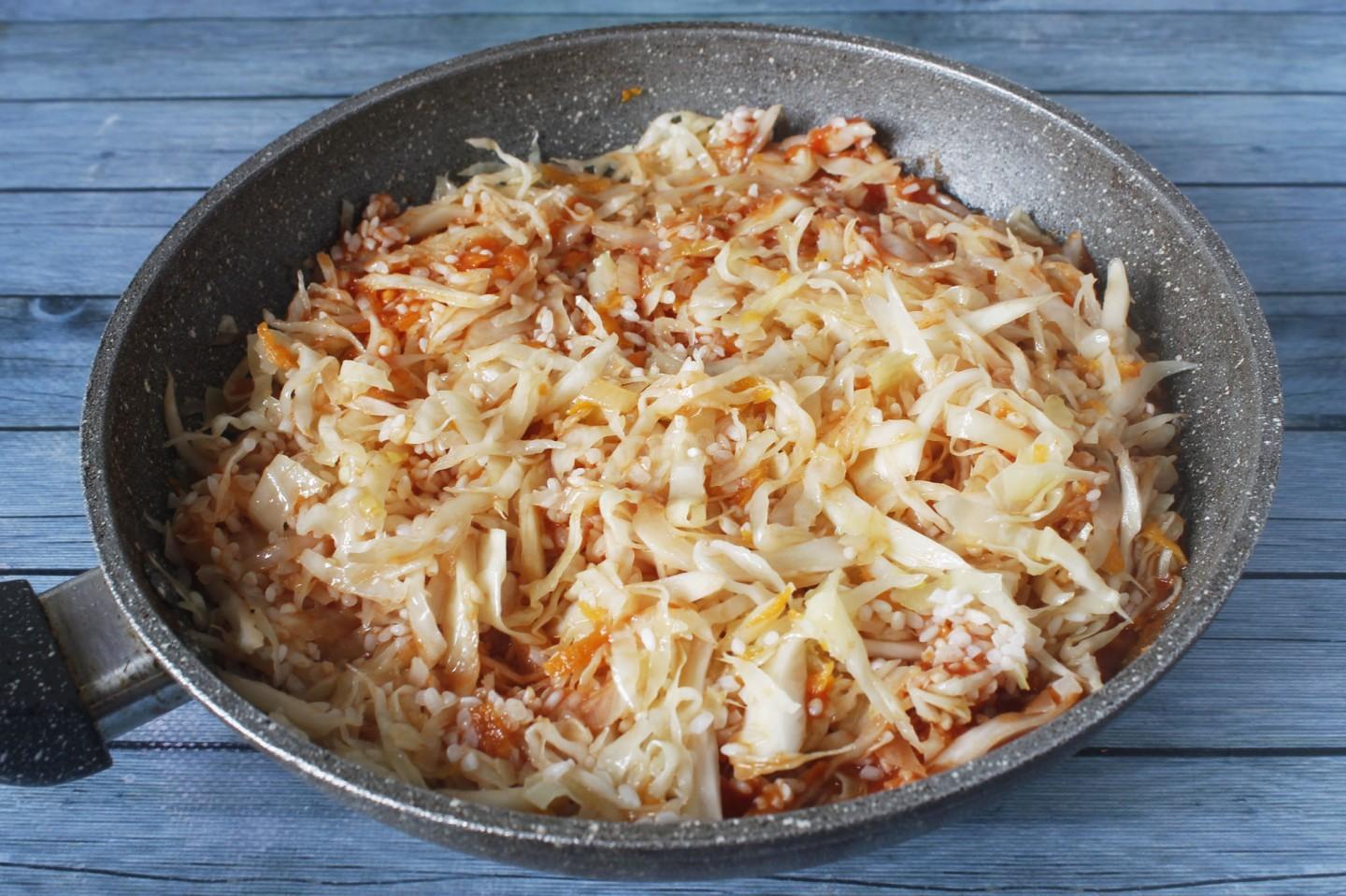 Шаг 8 приготовления Тушеная капуста с рисом на сковороде
