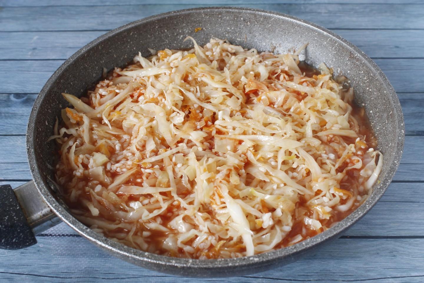Шаг 9 приготовления Тушеная капуста с рисом на сковороде