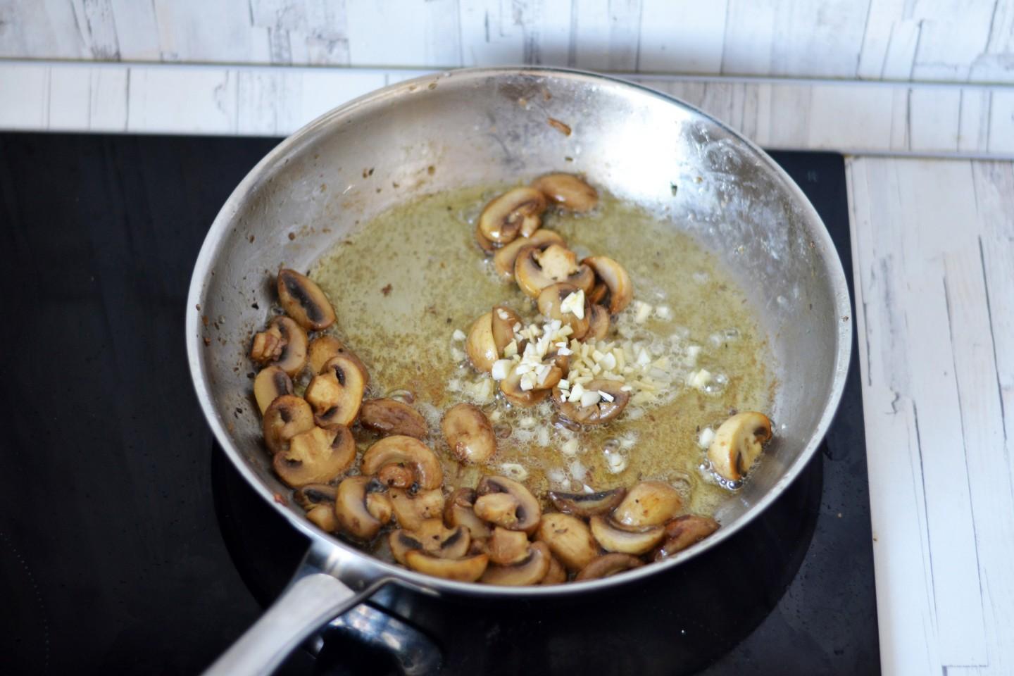 Шаг 10 приготовления Курица с шампиньонами в сливочном соусе по-тоскански