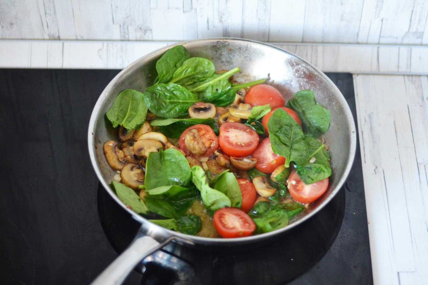 Шаг 11 приготовления Курица с шампиньонами в сливочном соусе по-тоскански