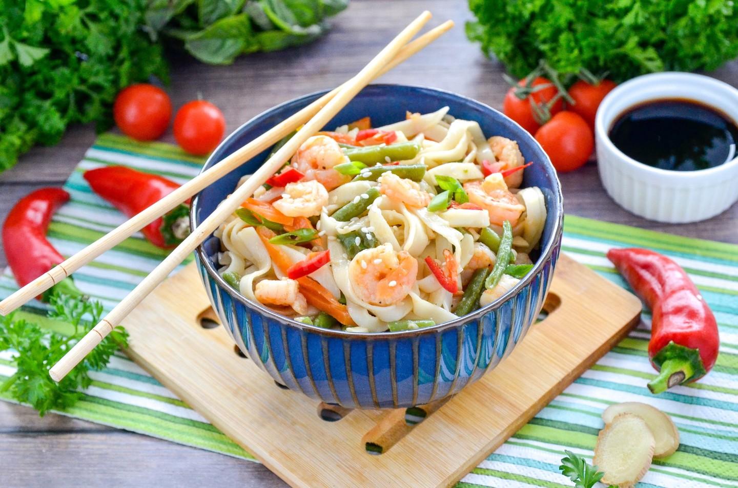 Шаг 10 приготовления Удон с креветками и овощами