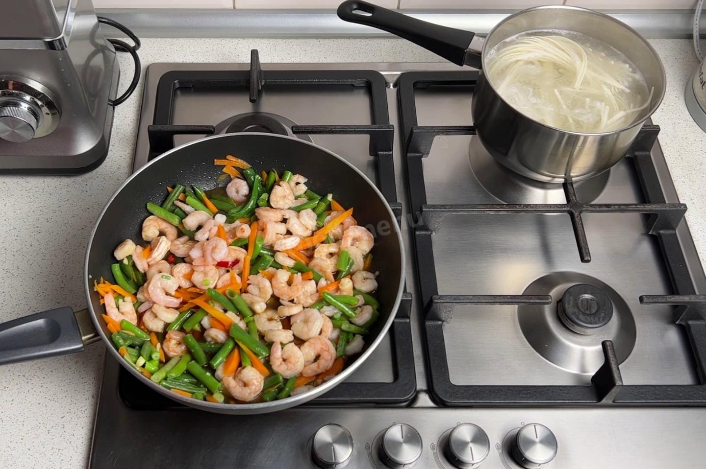 Шаг 8 приготовления Удон с креветками и овощами