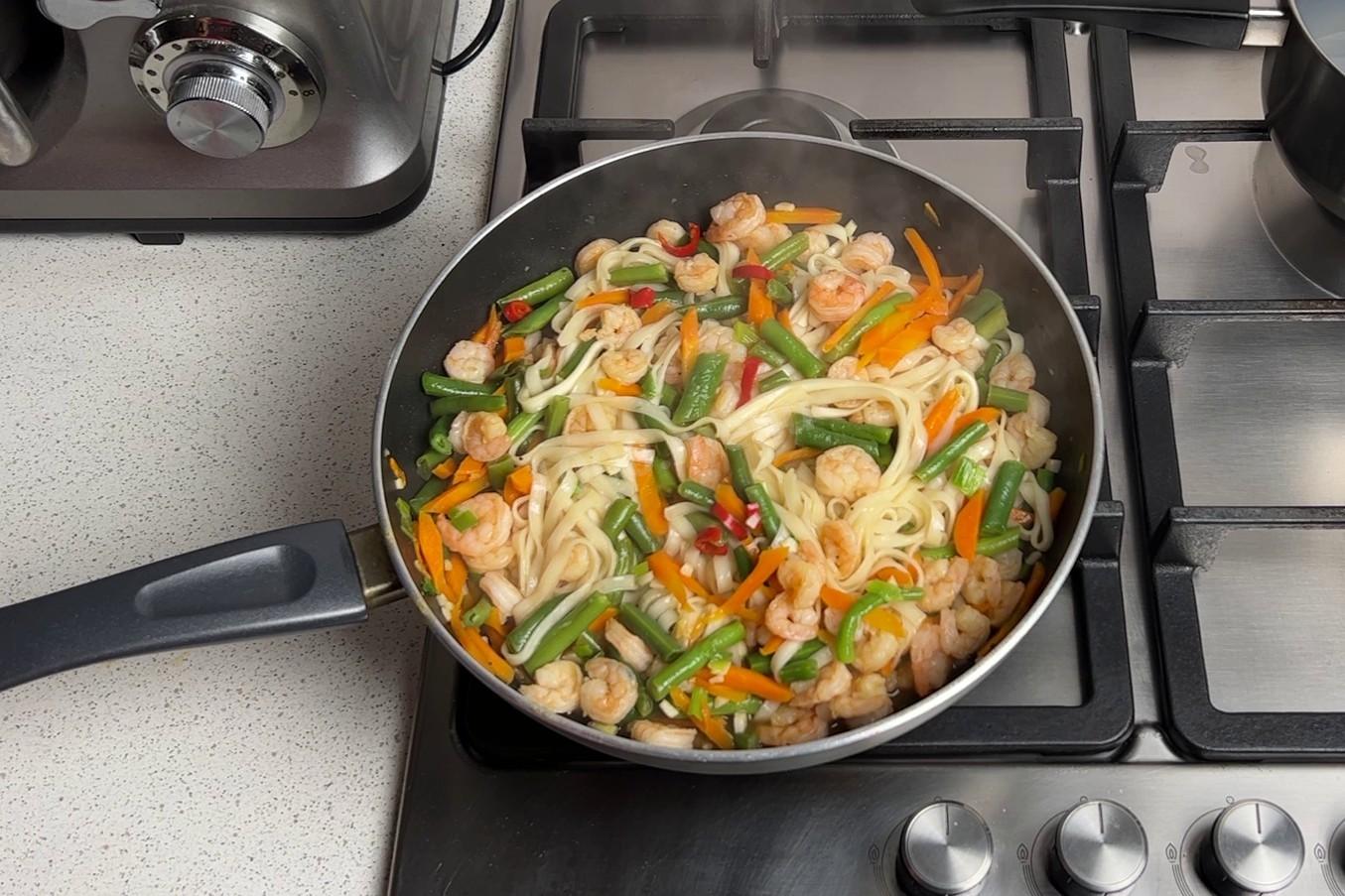 Шаг 9 приготовления Удон с креветками и овощами