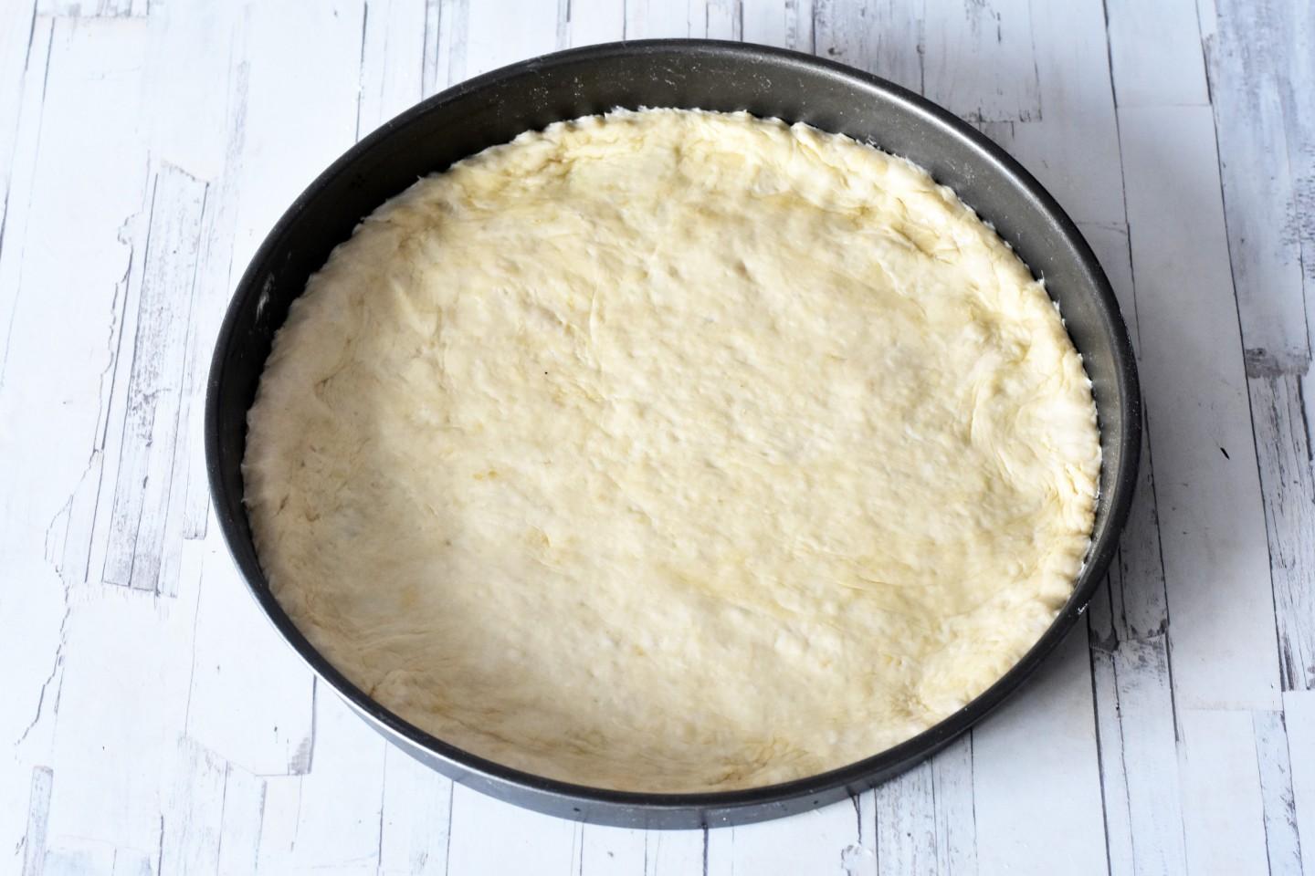 Шаг 15 приготовления Пицца с салями и сыром моцарелла