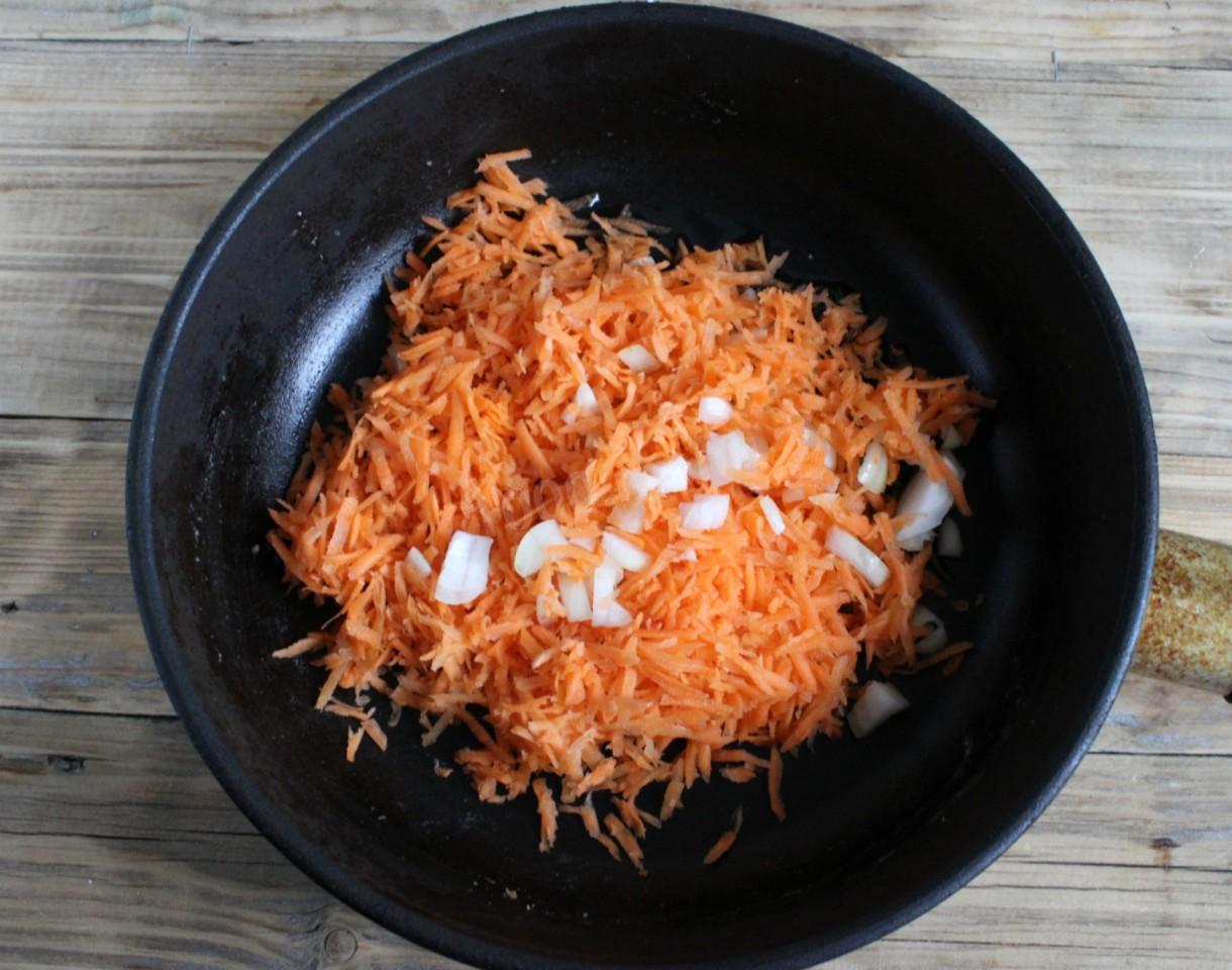 Шаг 4 приготовления Куриная печень в сметанном соусе