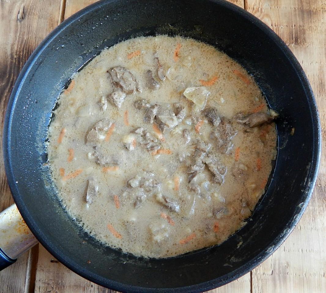 Шаг 8 приготовления Куриная печень в сметанном соусе