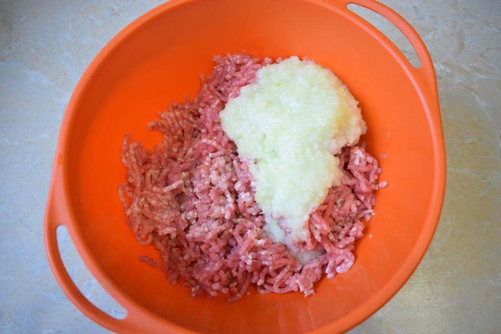 Шаг 2 приготовления Котлеты из фарша с манкой