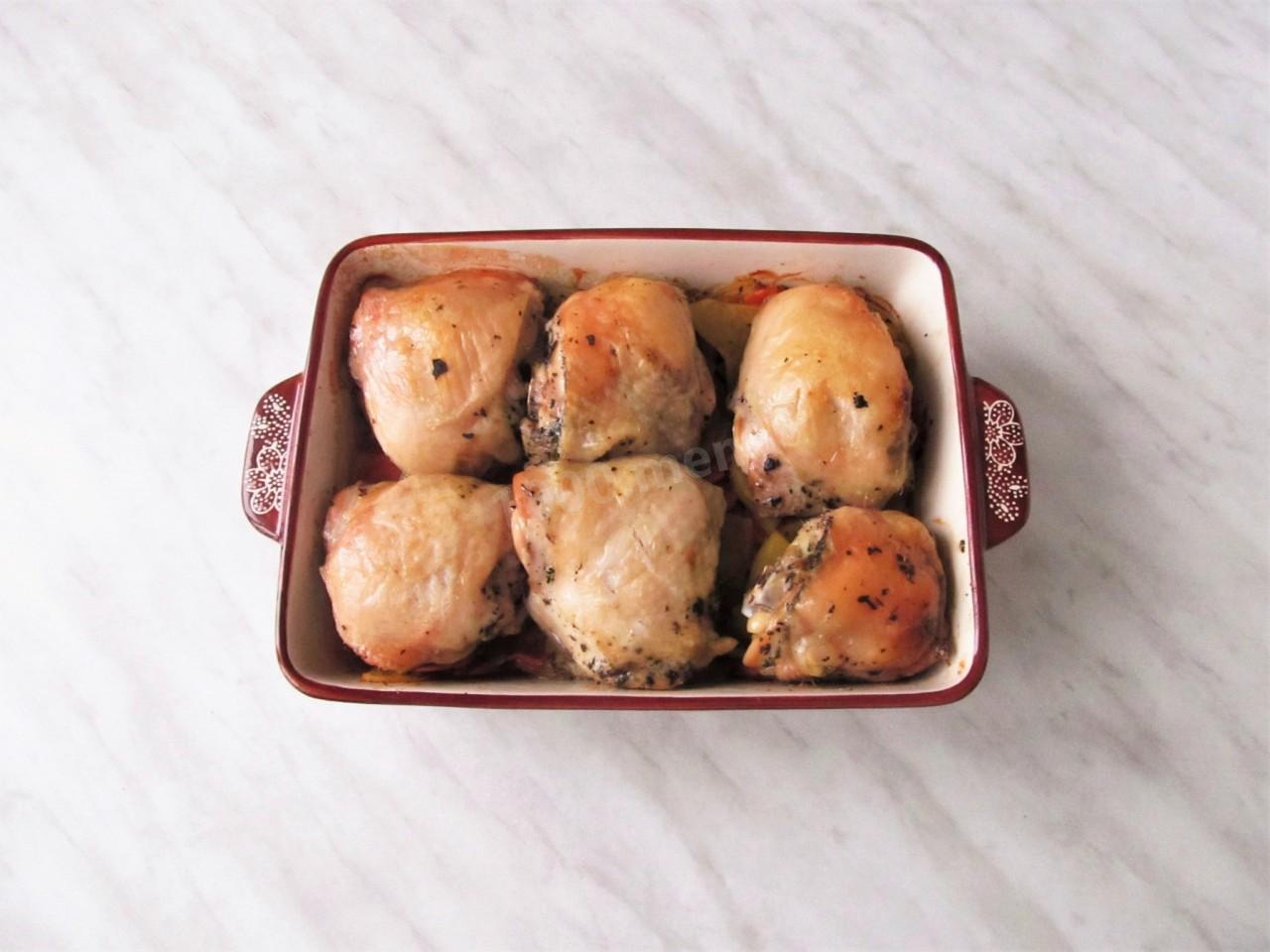Шаг 11 приготовления Курица с картошкой, луком и морковью в духовке под фольгой