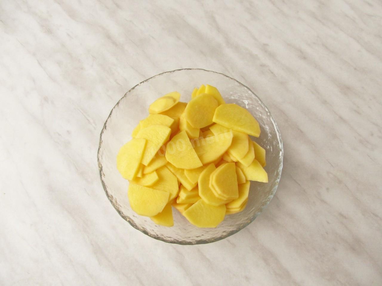 Шаг 6 приготовления Курица с картошкой, луком и морковью в духовке под фольгой
