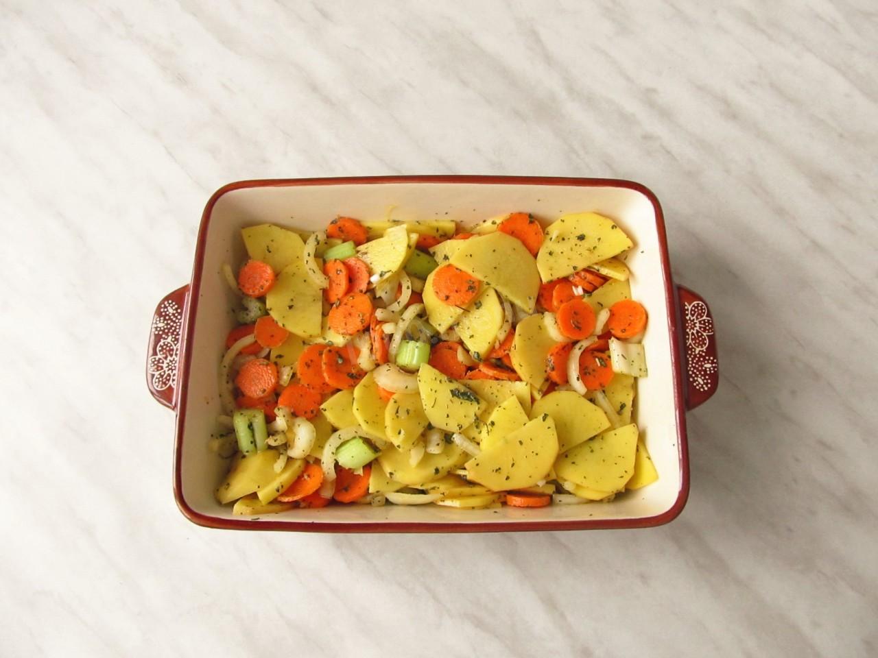 Шаг 8 приготовления Курица с картошкой, луком и морковью в духовке под фольгой