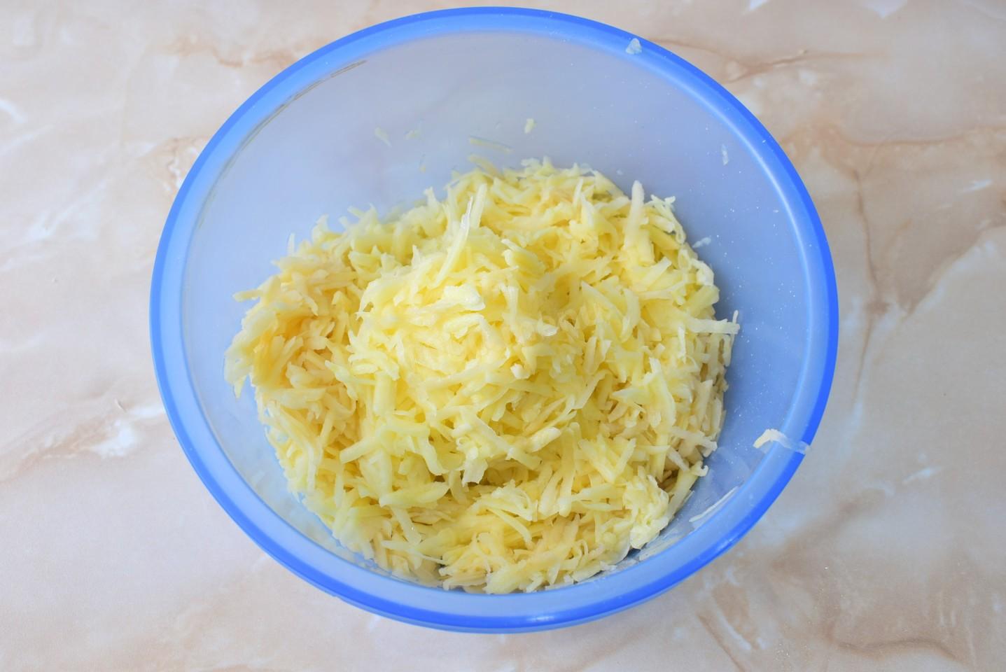Шаг 3 приготовления Драники картофельные с луком