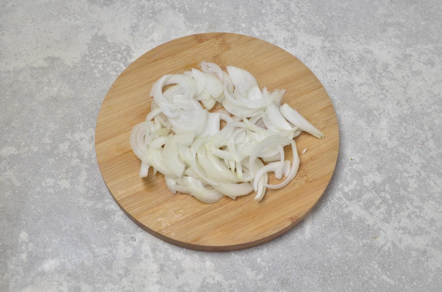 Шаг 2 приготовления Куриная печень с яблоками и луком в духовке