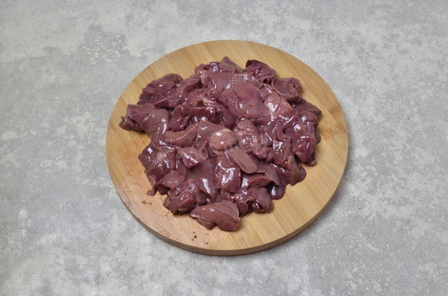 Шаг 5 приготовления Куриная печень с яблоками и луком в духовке