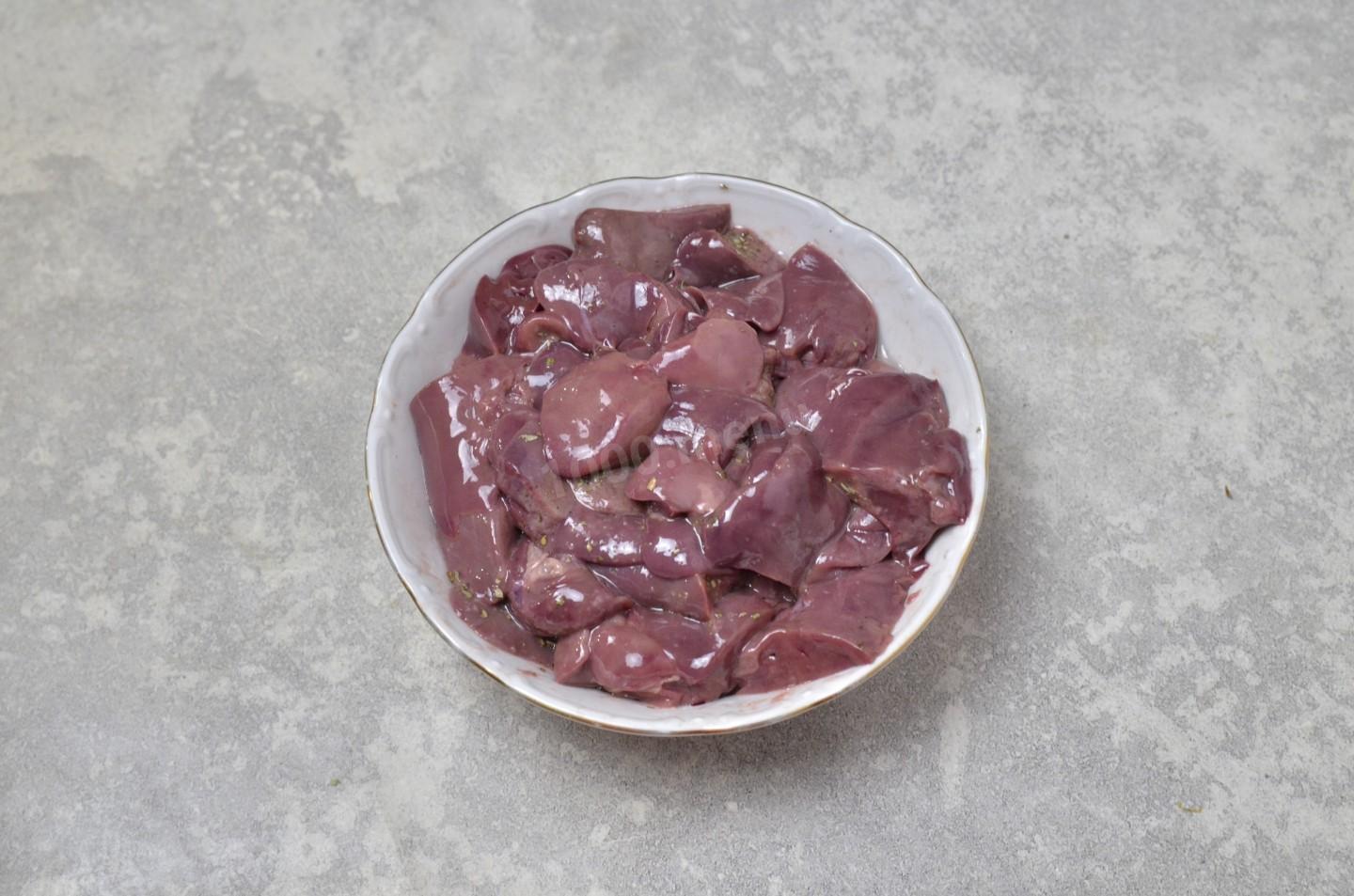 Шаг 6 приготовления Куриная печень с яблоками и луком в духовке