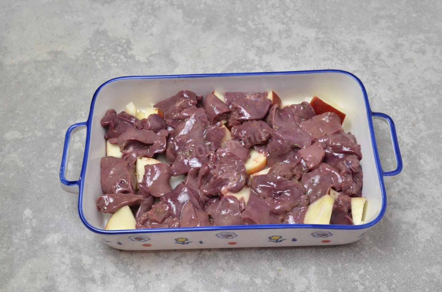 Шаг 7 приготовления Куриная печень с яблоками и луком в духовке