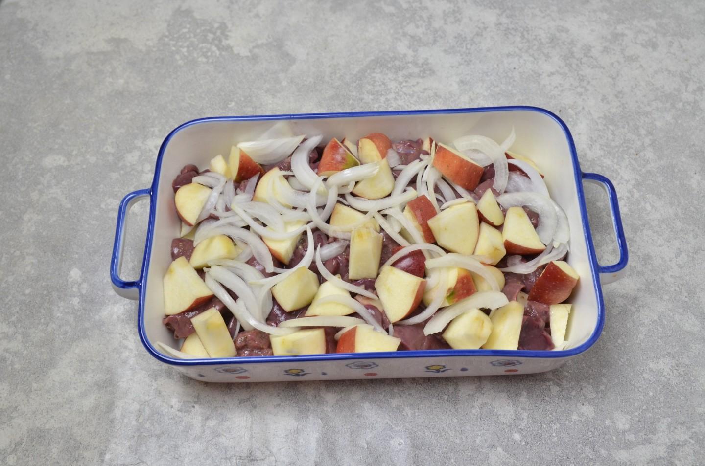 Шаг 8 приготовления Куриная печень с яблоками и луком в духовке