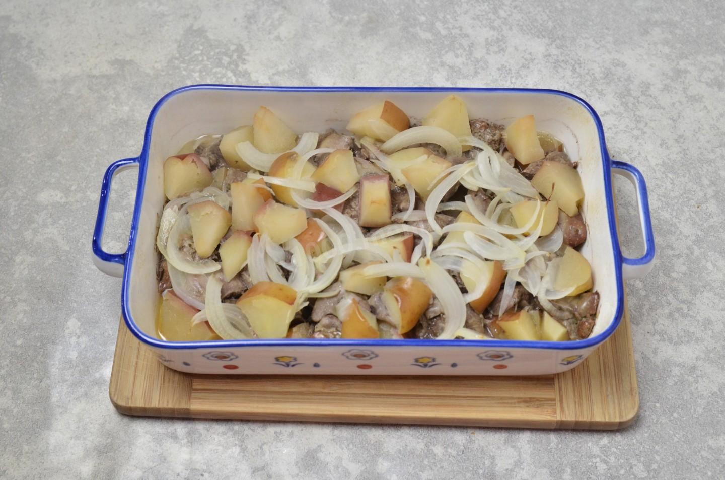 Шаг 9 приготовления Куриная печень с яблоками и луком в духовке