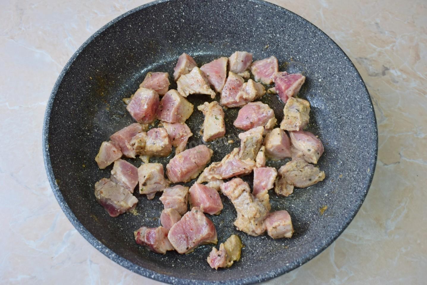 Шаг 4 приготовления Жаркое в горшочках в духовке с мясом
