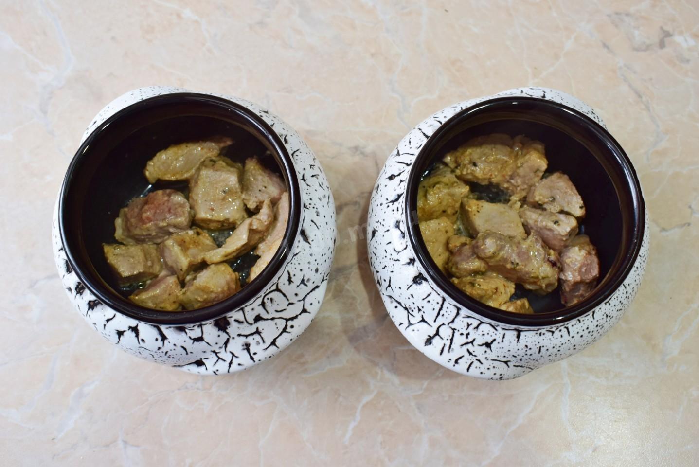 Шаг 5 приготовления Жаркое в горшочках в духовке с мясом