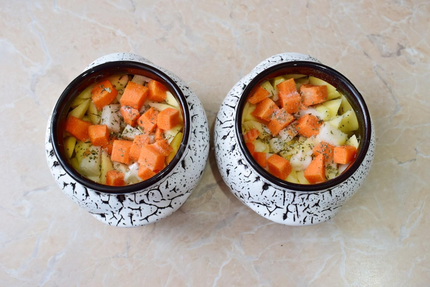 Шаг 7 приготовления Жаркое в горшочках в духовке с мясом