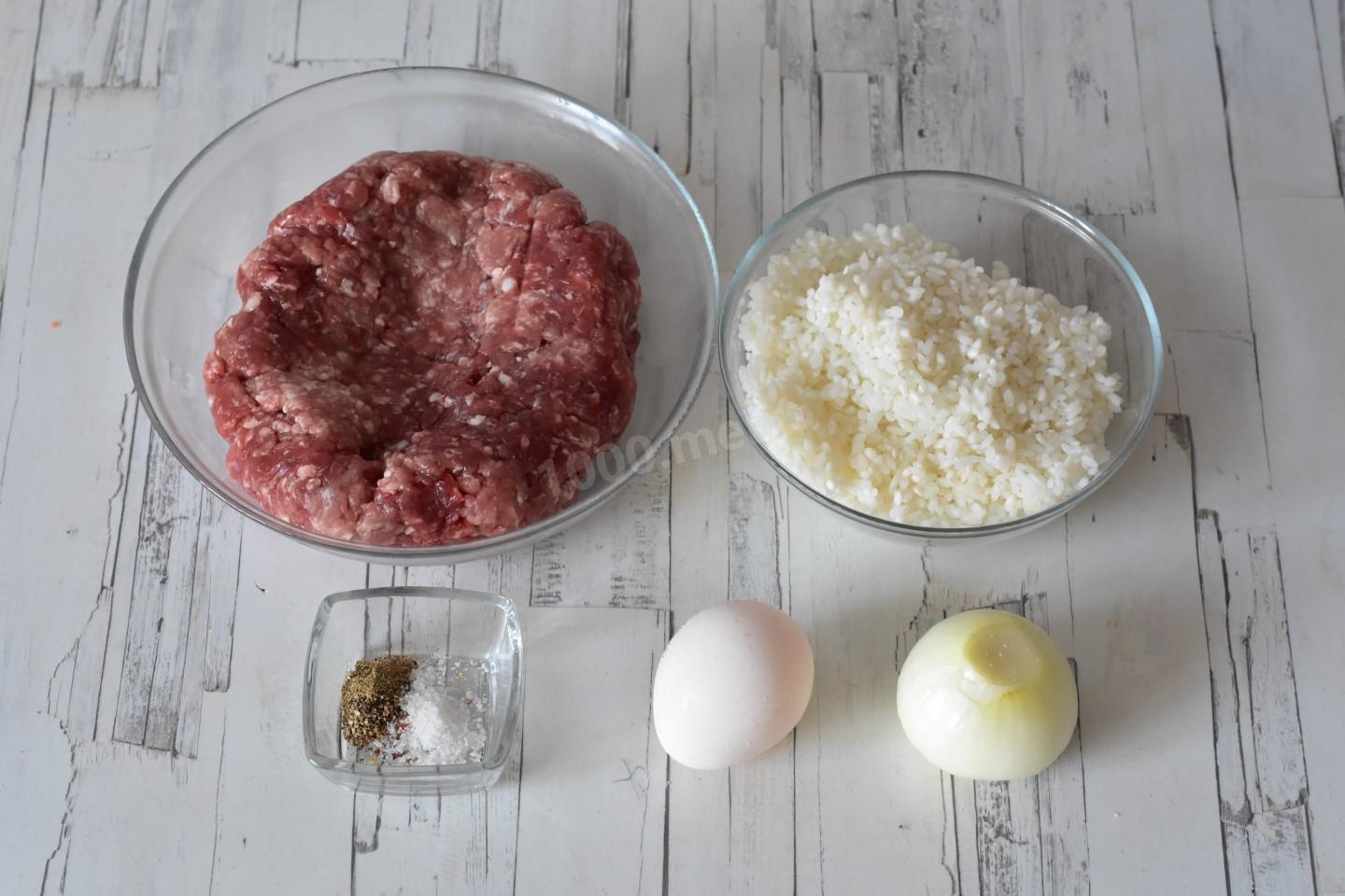 Шаг 1 приготовления Мясные тефтели с рисом с подливкой