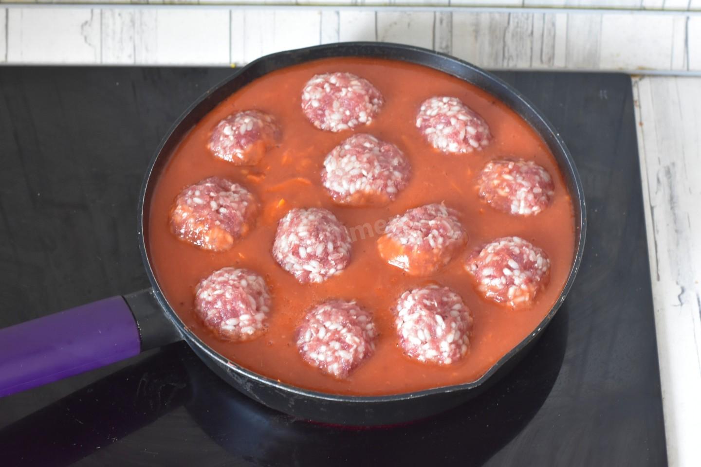 Шаг 15 приготовления Мясные тефтели с рисом с подливкой