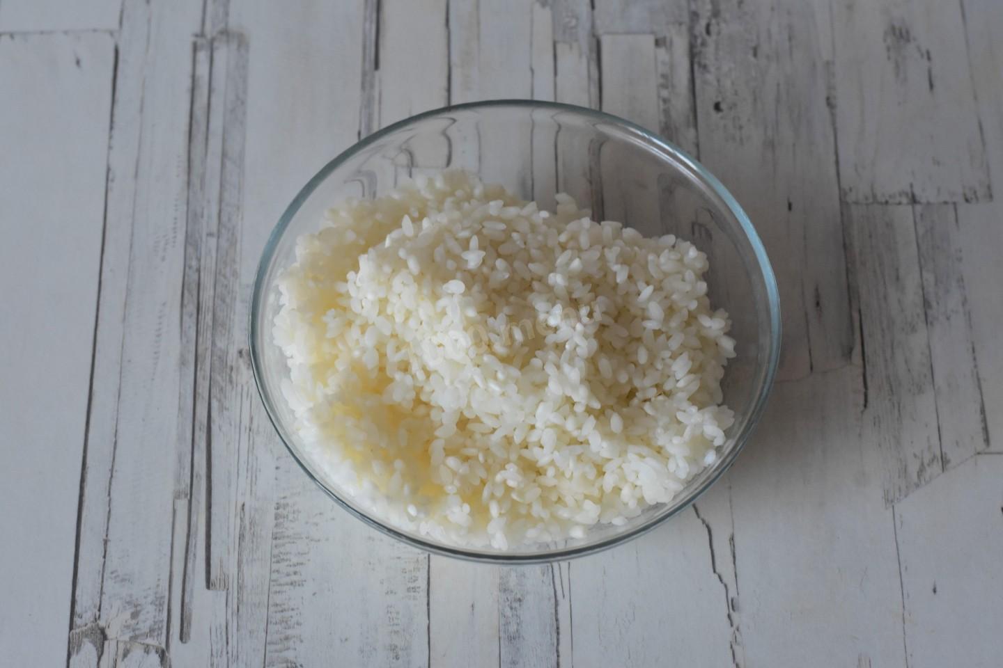 Шаг 2 приготовления Мясные тефтели с рисом с подливкой