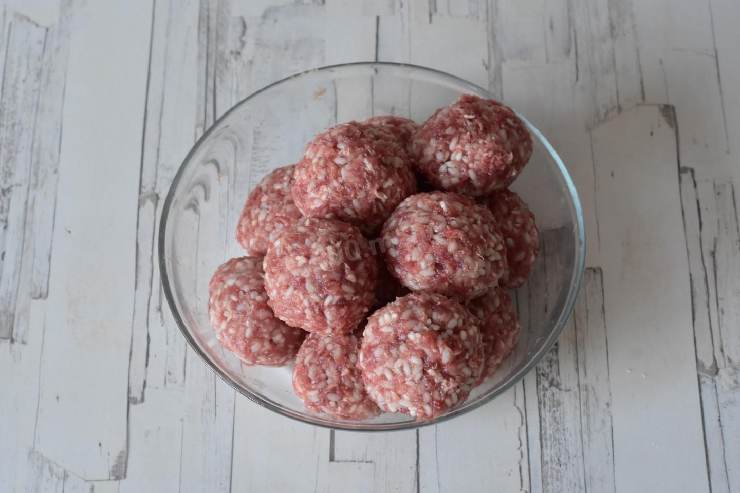 Шаг 5 приготовления Мясные тефтели с рисом с подливкой