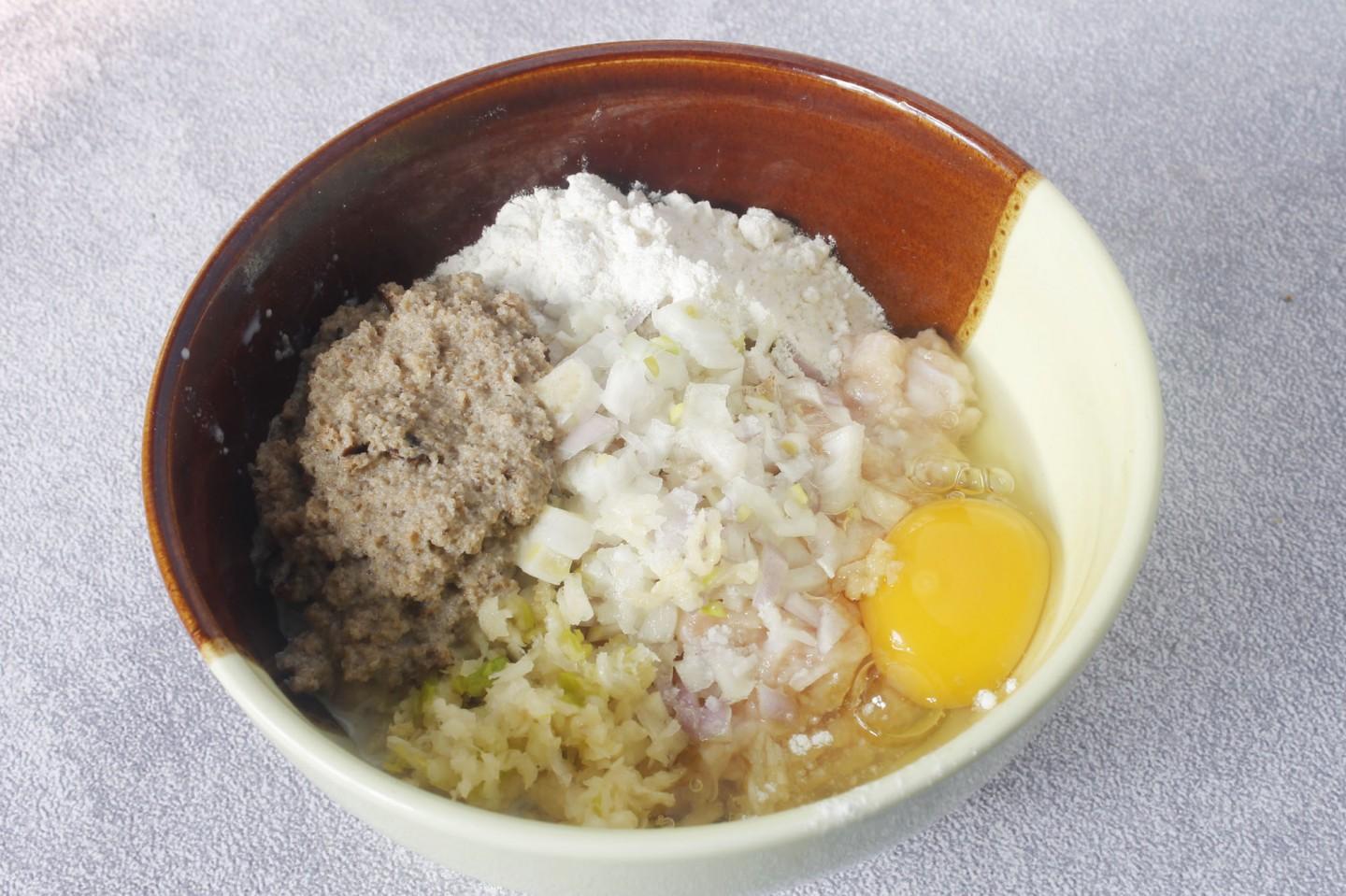 Шаг 3 приготовления Куриные биточки в духовке с подливкой