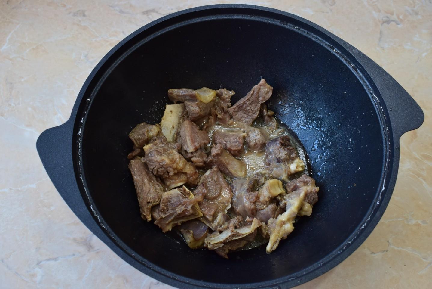 Шаг 3 приготовления Баранина с овощами в казане тушеная