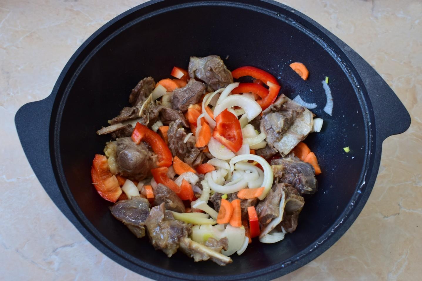 Шаг 5 приготовления Баранина с овощами в казане тушеная