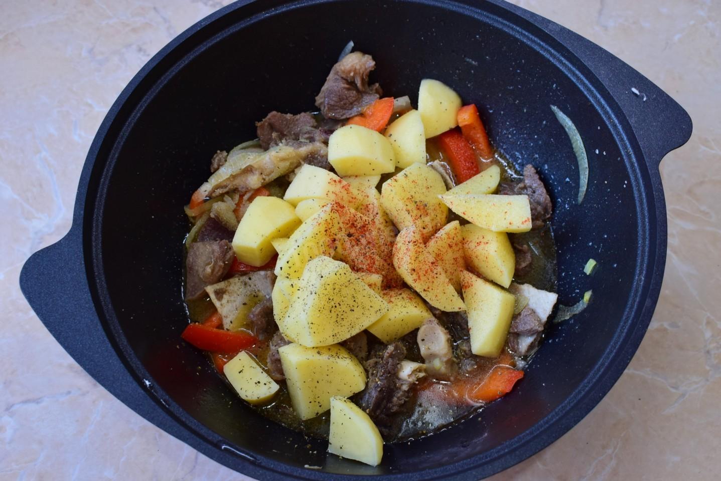 Шаг 6 приготовления Баранина с овощами в казане тушеная