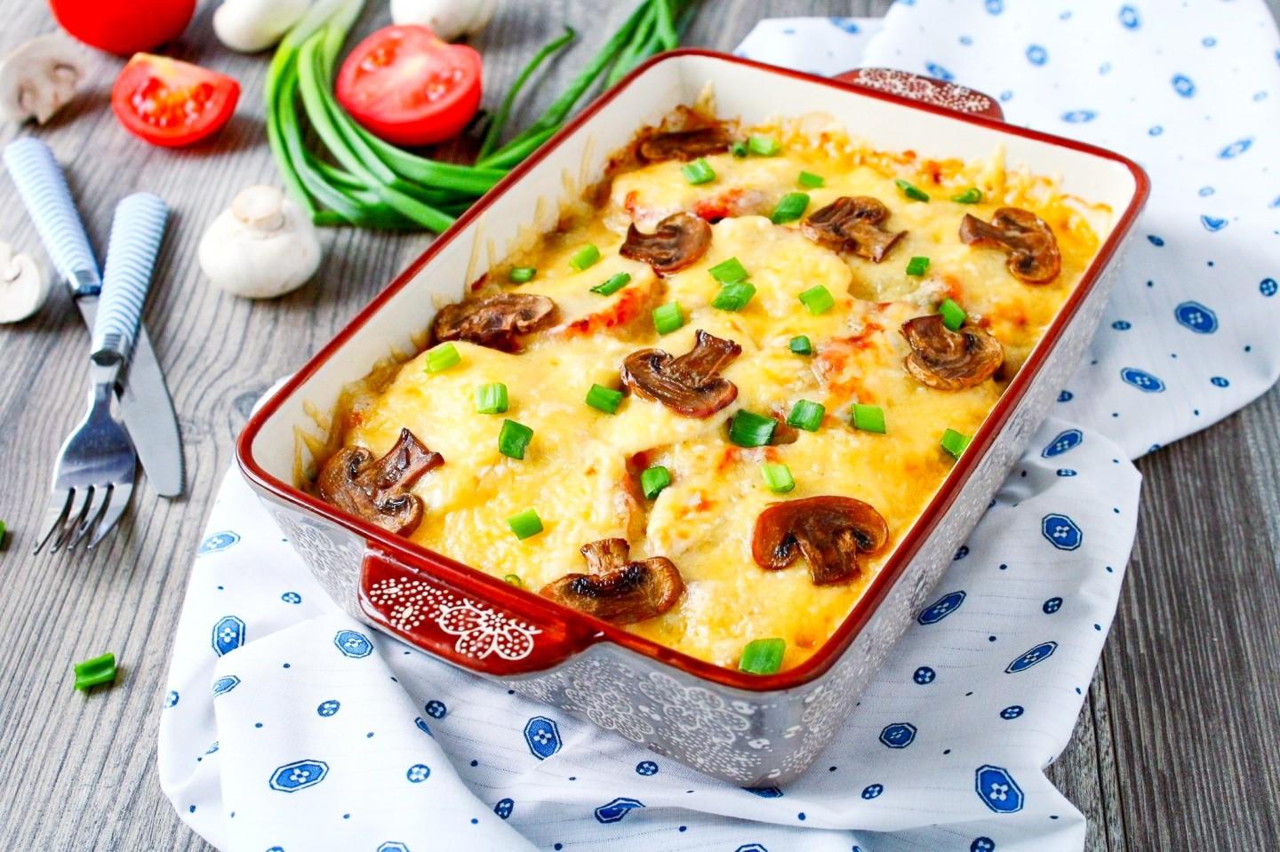 Обложка рецепта Мясо свинины по французски с грибами в духовке