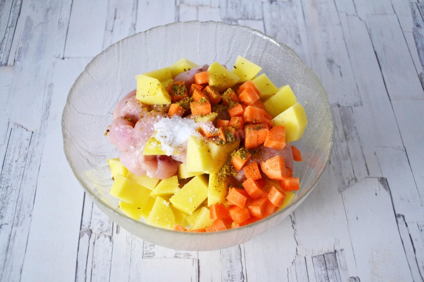 Шаг 6 приготовления Курица с грибами и картошкой в горшочке