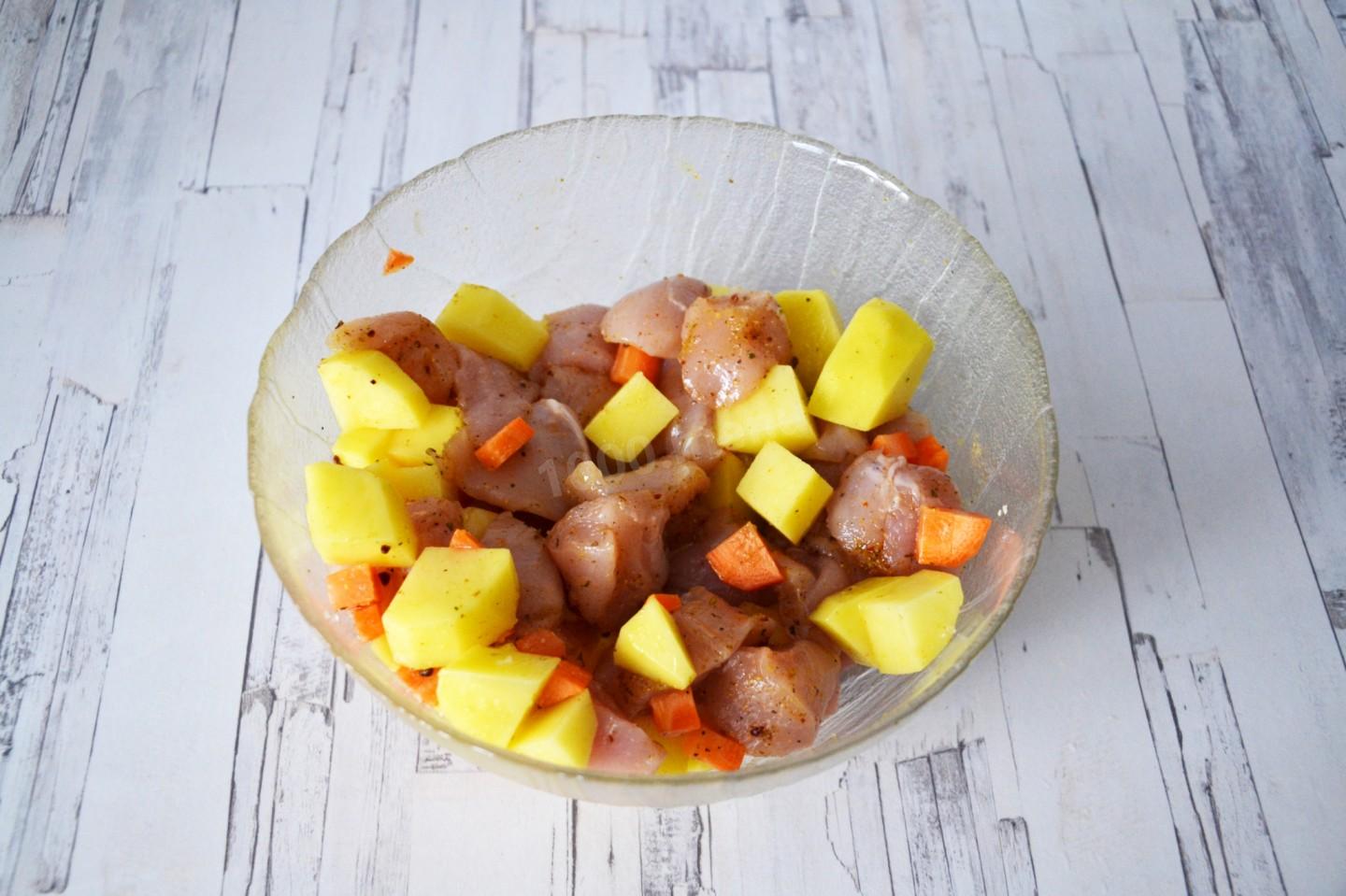 Шаг 7 приготовления Курица с грибами и картошкой в горшочке